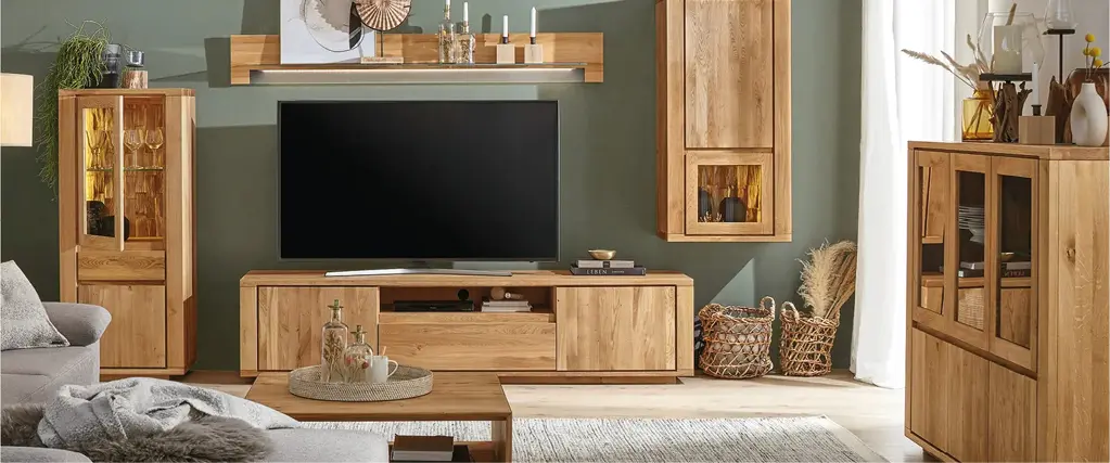 Wohnzimmer mit Wohnwand aus Massivholz, TV Lowboard, Vitrine und Wandregal. Moderne Wohnzimmermöbel aus Holz mit natürlicher Oberfläche und stilvoller Dekoration